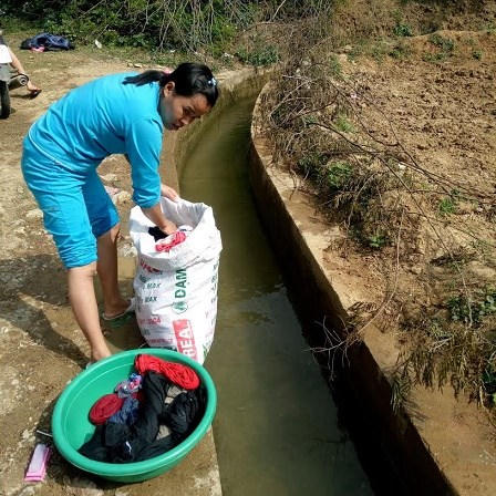 Vào mùa khô hạn, người dân Nặm Dọi, Cốc Rầy phải đi xa 4 km mới có nước để tắm giặt.
