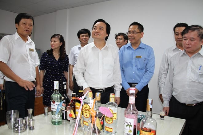 Bộ trưởng Phùng Xuân Nhạ tham quan phòng học Nhà hàng tại ĐH Công nghệ TP HCM chiều 6/6. Ảnh: Phước Tuần