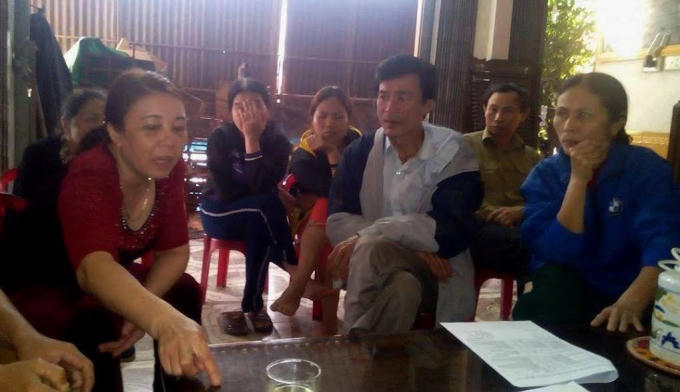 Đại diện các hộ dân trao đổi với phóng viên.