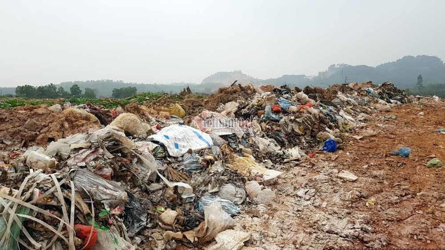 Đủ các loại rác đều được dồn về núi Bông