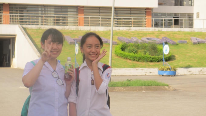 2 bạn thí sinh vui vẻ chụp ảnh cùng nhau tại trường THPT chuyên Amsterdam Hà Nội sau khi hoàn thành tốt bài thi môn tiếng Pháp.