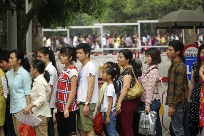 Dòng người xếp hà khá trật tự ở phố Ông Ích Khiêm, phía xa là đoàn người ở khu vực đường Chùa Một Cột đã qua cửa kiểm soát an ninh. Tổng chiều dài các đoạn người dân xếp hàng chờ vào viến Lăng khoảng gần 3km