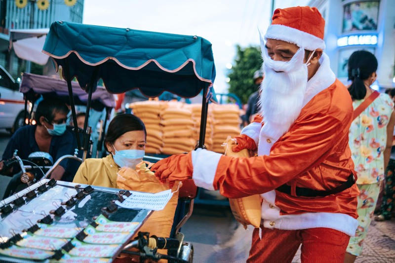 Nhiều chương trình thiện nguyện mùa Giáng Sinh cho người lao động nghèo.