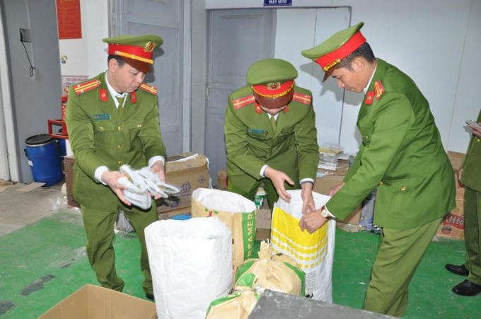 Phòng Cảnh sát kinh tế Công an tỉnh Hải Dương phối hợp các đơn vị chức năng tiến hành lệnh khám xét khẩn cấp chỗ ở, nơi làm việc, nơi sản xuất, kho chứa hàng của Công ty TNHH sản xuất thương mại quốc tế CIO