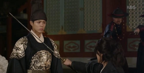 Anh đột ngột chĩa kiếm về phía Lee Young để yêu cầu quan quân thả Ra On.