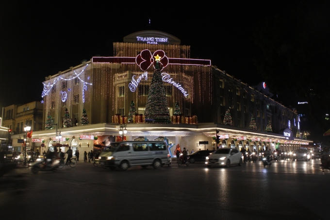 Trung tâm Thương mại Tràng Tiền, các cây thông Noel trang trí đang được hoàn tất.