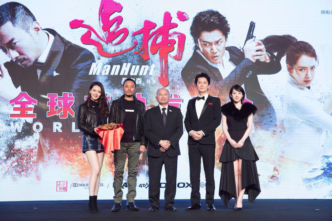 “Hoàng hậu Ki” Ha Ji Won bị soán ngôi vị nhan sắc ngay tại họp báo ra mắt “Manhunt”