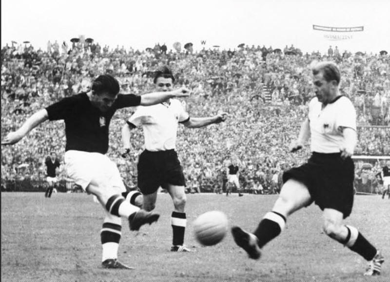 Puskas sút bóng trong trận chung kết World Cup 1954 Hungary thua Đức 2-3. ẢNH: PA