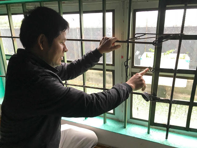 Chiếc khóa trên cửa đã bị nhóm trộm cắt.