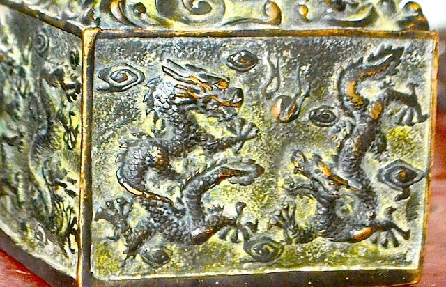 Cận cảnh hai con rồng trên cổ vật nghi ấn Vua.