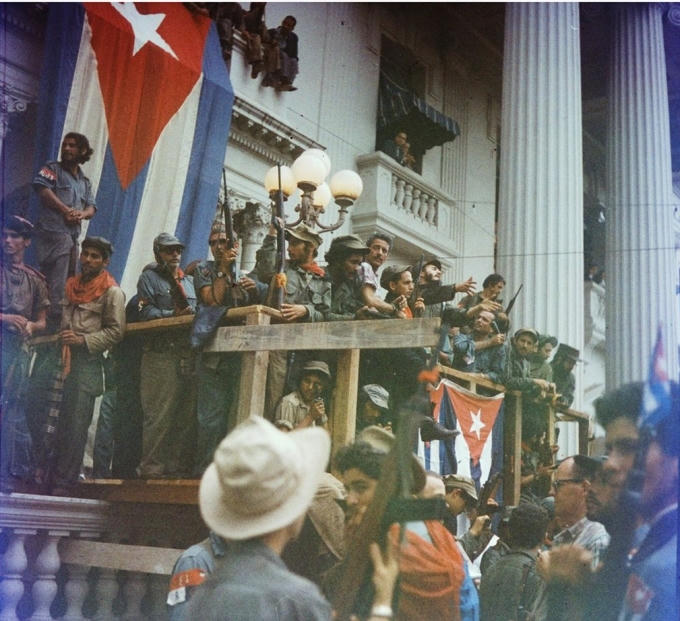 Fidel Castro phát biểu ở Havana ngày1/1/1959 sau khi tên độc tài Batista cuối cùng đã phải tháo chạy ra nước ngoài, quân khởi nghĩa do Fidel lãnh đạo tiến vào thủ đô, chính quyền lâm thời được thành lập. Sự kiện này đã mở ra một kỉ nguyên mới cho nhân dân Cuba, kỉ nguyên làm chủ vận mệnh của chính mình. (Ảnh: Getty)
