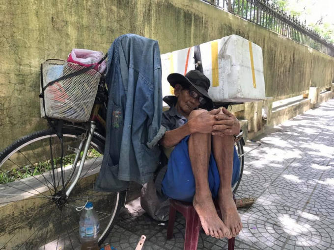 Giấc ngủ trưa của ông Điếu bên chiếc ghế nhựa cũ kĩ. (Ảnh: Za truong)