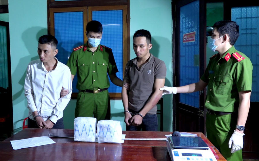 Hai đối tượng Hồ Danh Tiếng và Nguyễn Đình Long bị bắt khi đang vận chuyển 2kg ma túy đá bằng xe taxi