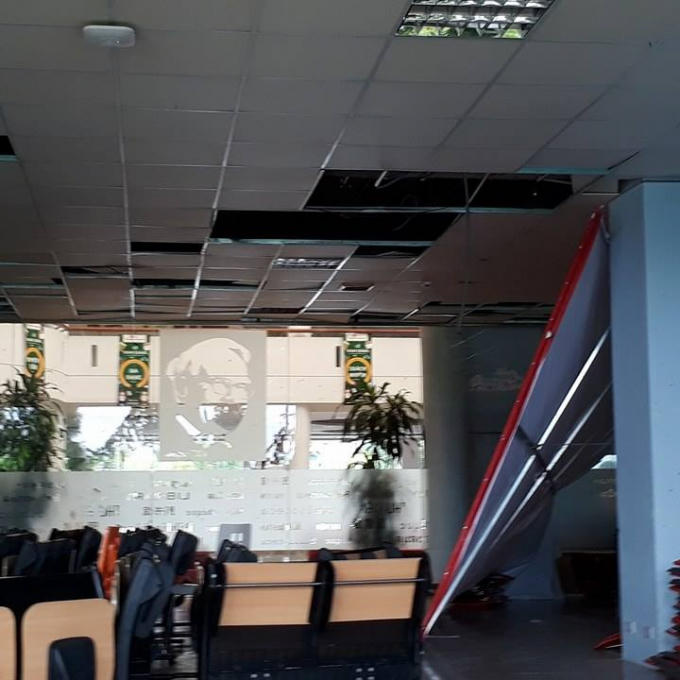 Trần nhà khu vực giảng đường bị sập.