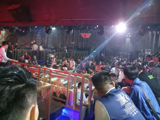 Cảnh s&aacute;t &ldquo;đột k&iacute;ch&rdquo; qu&aacute;n bar DC Club, hơn 300 kh&aacute;ch chơi nhốn nh&aacute;o