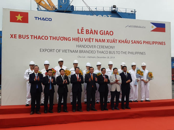 Trong ngày 28/12/2019, THACO đã tiến hành xuất khẩu các lô linh kiện phụ tùng gồm két giàn nóng máy lạnh, áo ghế, bọc cần số xe du lịch và xe đẩy hành lý sân bay sang Hàn Quốc và Nhật Bản.