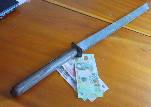 Hung khí mà nhóm cướp dùng để đe dọa tài xế Trọng. Ảnh: Đ.H