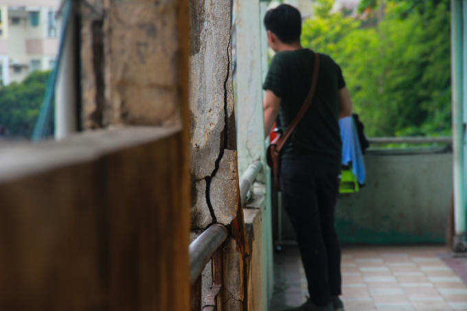 Những cột trụ nứt toác, yếu ớt sau hơn 50 năm được xây dựng.