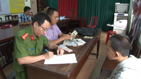 Công an đang lấy lời khai của T. (Ảnh: DV)