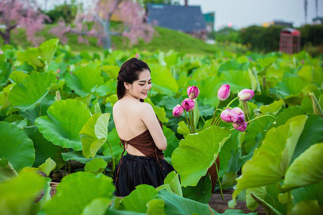 Nói đến bộ ảnh này, Vũ Phương chia sẻ: “Em rất thích chụp ảnh với các trang phục truyền thống, bởi vì với các trang phục đó tôn lên nét đẹp thanh tú của người phụ nữ. Hồ sen với không gian yên tĩnh cũng là một địa điểm lý tưởng cho những ai có ý định lưu giữ nét thanh xuân với bộ ảnh nhẹ nhàng như thế này”.