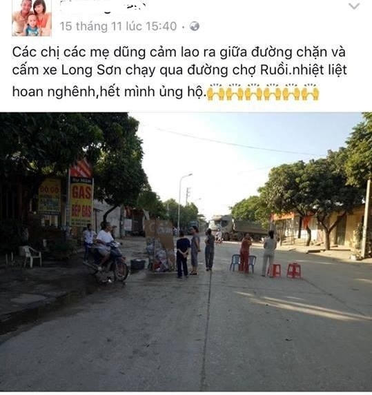 Người dân bức xúc chặn xe tải chở vật liệu vào nhà máy xi măng Long Sơn. (Ảnh: Facebook)