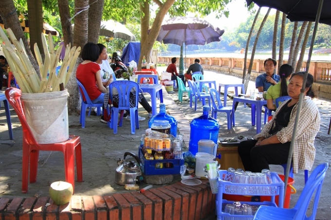 Quán nước ven đường luôn hút khách.
