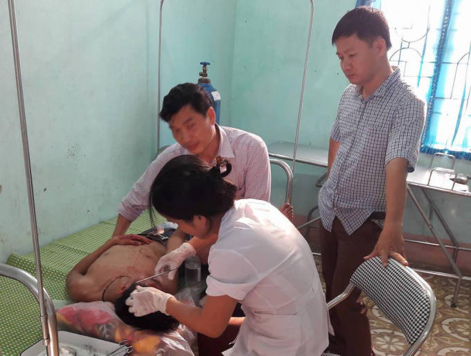 Nam sinh bị thương ở đầu đang được điều trị tại bệnh viện.