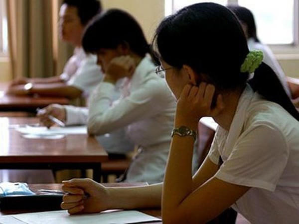 Không nên quy định bằng tại chức với bằng chính quy cùng một văn bằng chuẩn trong thời điểm hiện nay.