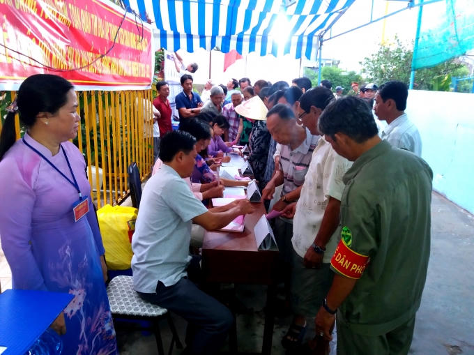 Đông đảo cử tri làm thủ tục bầu cử. (Ảnh ghi nhận tại tổ bầu cử số 6, phường 5, TP Bạc Liêu, tỉnh Bạc Liêu)