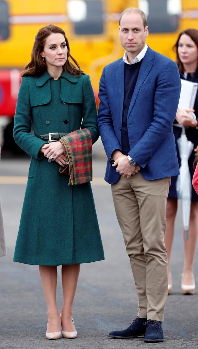 Kate sau đ&oacute; kho&aacute;c th&ecirc;m chiếc &aacute;o dạ c&ugrave;ng m&agrave;u, một mẫu &aacute;o đ&atilde; ch&aacute;y h&agrave;ng c&oacute; gi&aacute; khoảng gần 400 USD.Bộ trang phục n&agrave;y c&oacute; tổng gi&aacute; trị l&ecirc;n tới 3.600 USD.&nbsp;(Ảnh: Reuters)