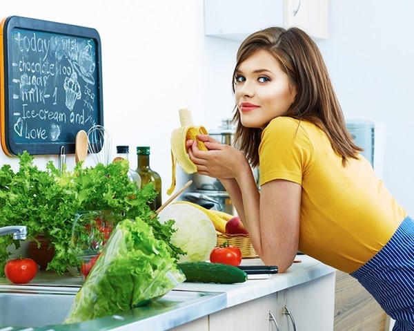 Để giảm bớt lượng chất độc hại này, bạn nên ngâm rau trước khi chế biến.