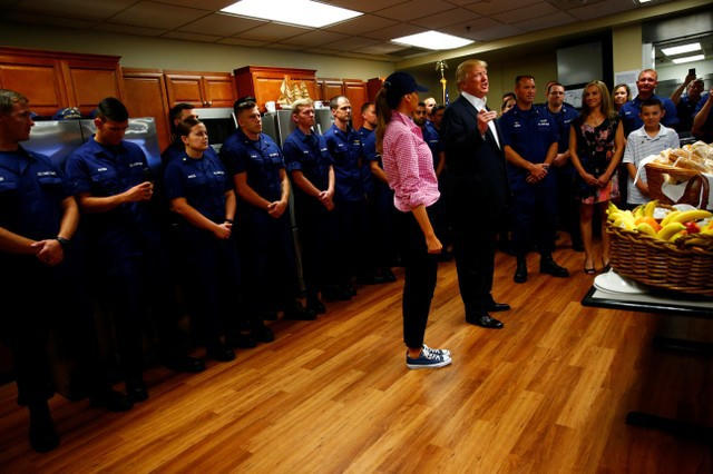 Tổng thống Trump đã ca ngợi những cống hiến của Lực lượng Tuần duyên trong việc ứng phó với cơn bão lịch sử Harvey tại bang Texas vừa qua. Các thành viên của lực lượng này đã cứu hàng nghìn người dân trong tình huống thiên tai khẩn cấp. (Ảnh: Reuters)