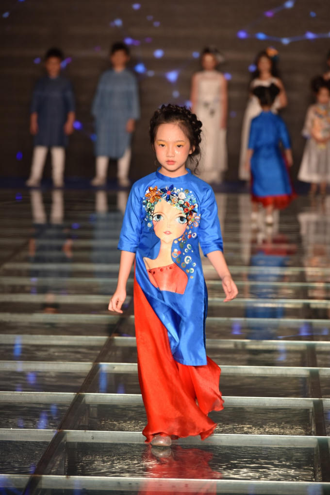 Tuần lễ thời trang trẻ em VN 2017: Tim – Trương Quỳnh Anh dắt tay bé Sushi và bé Bông trình diễn mở màn