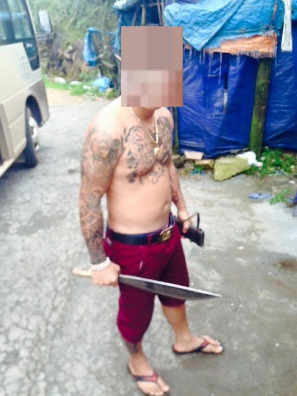 D.M.T thường xuyên xuất hiện trên Facebook với vũ khí "nóng" trên tay.