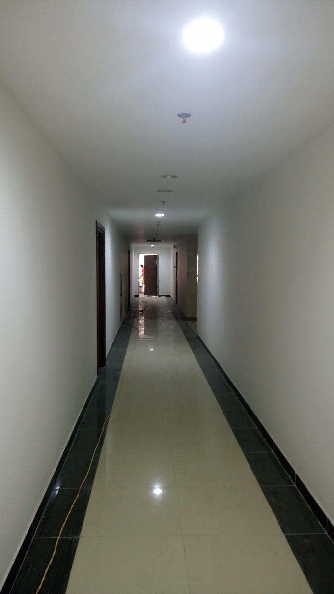 Hành lang khu vực căn hộ tòa R4 đã hoàn thiện hệ thống cảm ứng chống cháy, đèn hành lang đã được thi công hoàn thiện.