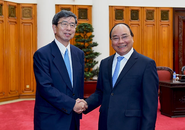 Thủ tướng Nguyễn Xuân Phúc tiếp Chủ tịch Ngân hàng Phát triển châu Á Takehiko Nakao. (Ảnh: VGP)
