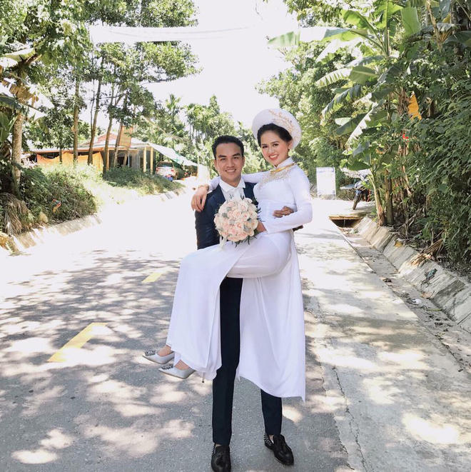 Kỷ niệm 1 th&aacute;ng ng&agrave;y cưới, chồng d&agrave;nh tặng vợ m&oacute;n qu&agrave; bất ngờ khiến c&ocirc; ngồi thụp xuống đất v&igrave; x&uacute;c động