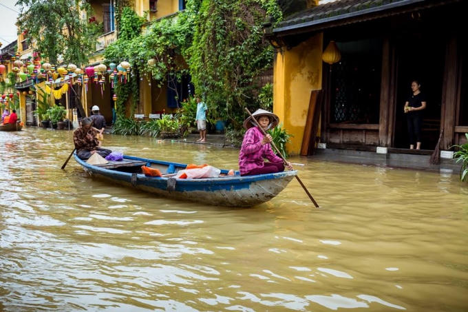 Người dân chèo thuyền vào trong Phố cổ Hội An.