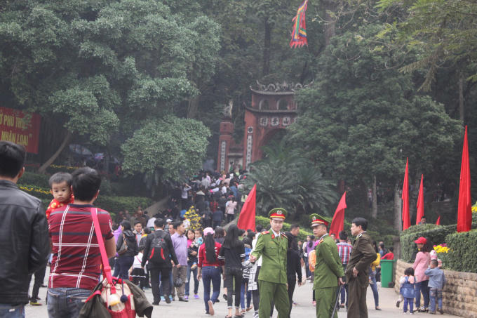 Theo ước tính của BTC, sau 2 ngày khai hội Lễ hội Đền Hùng 2018 đón gần 2 triệu lượt du khách về khách về với cội nguồn.