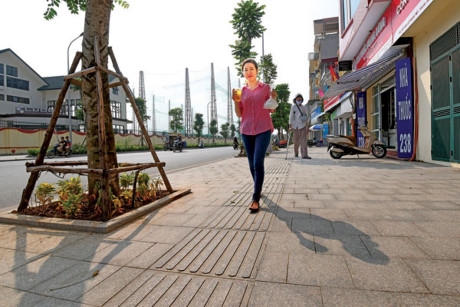 Vỉa hè đường Lê Trọng Tấn (phường Khương Mai, quận Thanh Xuân, Hà Nội) được lát đá tự nhiên - Ảnh: Khánh Linh.