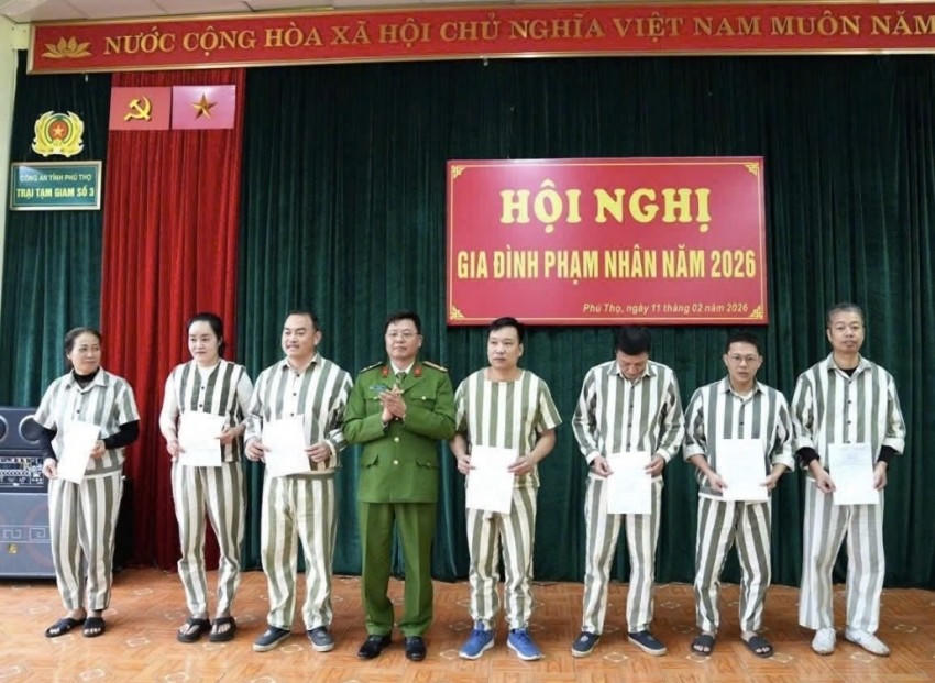 Thượng tá Phạm Hùng trao quyết định giảm án và quà Tết cho phạm nhân cải tạo xuất sắc.