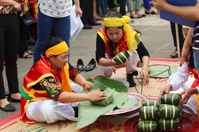 Các đội tất bật trong phần thi gói bánh chưng