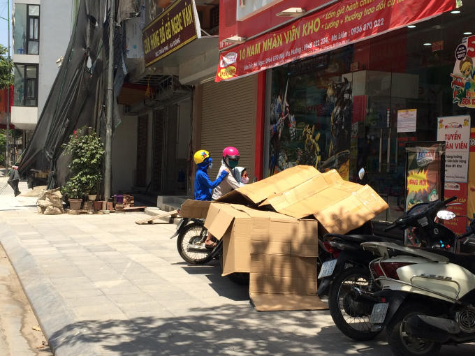 Với thời tiết nóng bức như thế này thì các phương tiện cũng được che chắn khá kĩ.