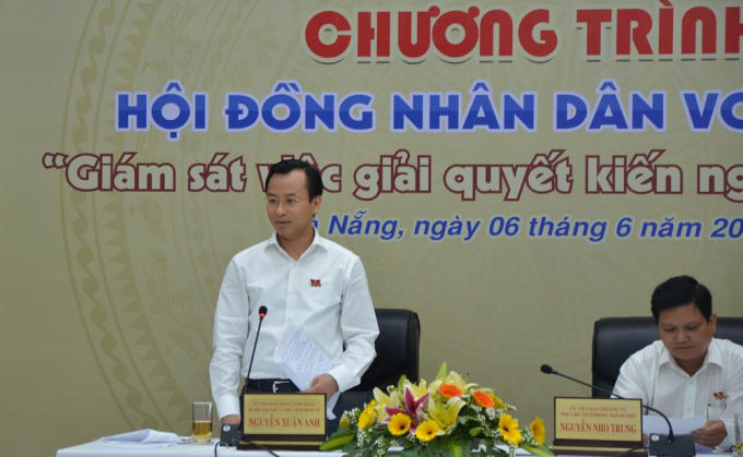 Bí thư Thành ủy, Chủ tịch HĐND TP Đà Nẵng Nguyễn Xuân Anh (đứng) nhắc chuyện Giám đốc Sở TNTMT TP Đà Nẵng vẫn chưa thực hiện nghiêm những nhắc nhở của mình về tình trạng ô nhiễm trên địa bàn.