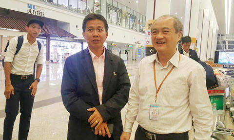Tổng cục trưởng Tổng cục TDTT Vương Bích Thắng đã trực tiếp có mặt tại sân bay Nội Bài đón đội tuyển U20 Việt Nam