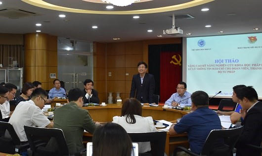 Trò chuyện với đoàn viên, thanh niên Bộ Tư pháp tại Hội thảo “Nâng cao kỹ năng nghiên cứu khoa học và xử lý thông tin báo chí cho đoàn viên, thanh niên Bộ Tư pháp”