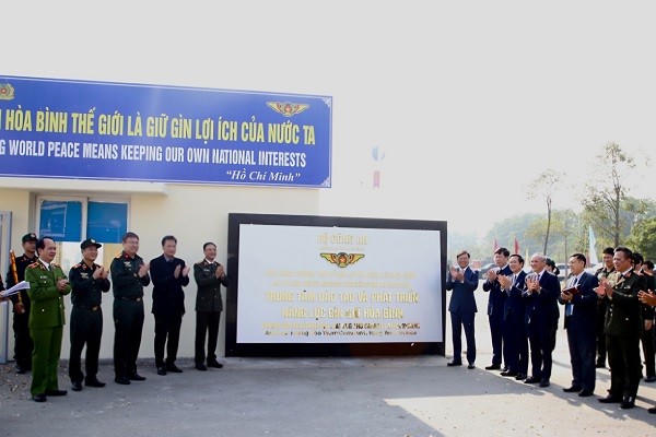 Các đại biểu thực hiện nghi thức khai trương trụ sở Trung tâm Đào tạo và Phát triển năng lực gìn giữ hòa bình Bộ Công an.