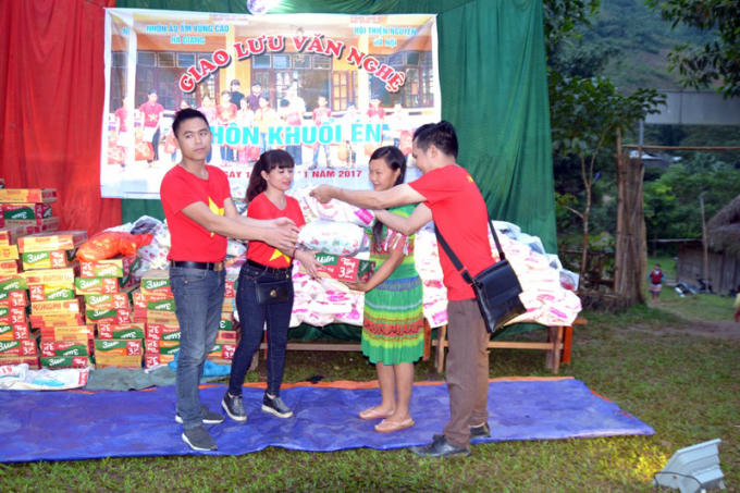 Nhóm thiện nguyện tặng quà cho đồng bào khó khăn ở Khuổi Én. (ảnh: Phàn Giào Họ)