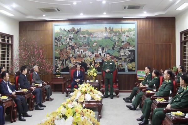 Trung tướng Vũ Trung Kiên, Ủy viên Ban Chấp hành Trung ương Đảng, Tư lệnh Bộ đội Biên phòng thăm, chúc Tết Đảng bộ, chính quyền và Nhân dân phường Phố Hiến.