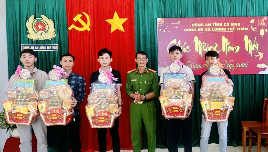 Công an xã Lương Thế Trân trao quà Tết động viên các thanh niên thực hiện nghĩa vụ quân sự tham gia Công an nhân dân.